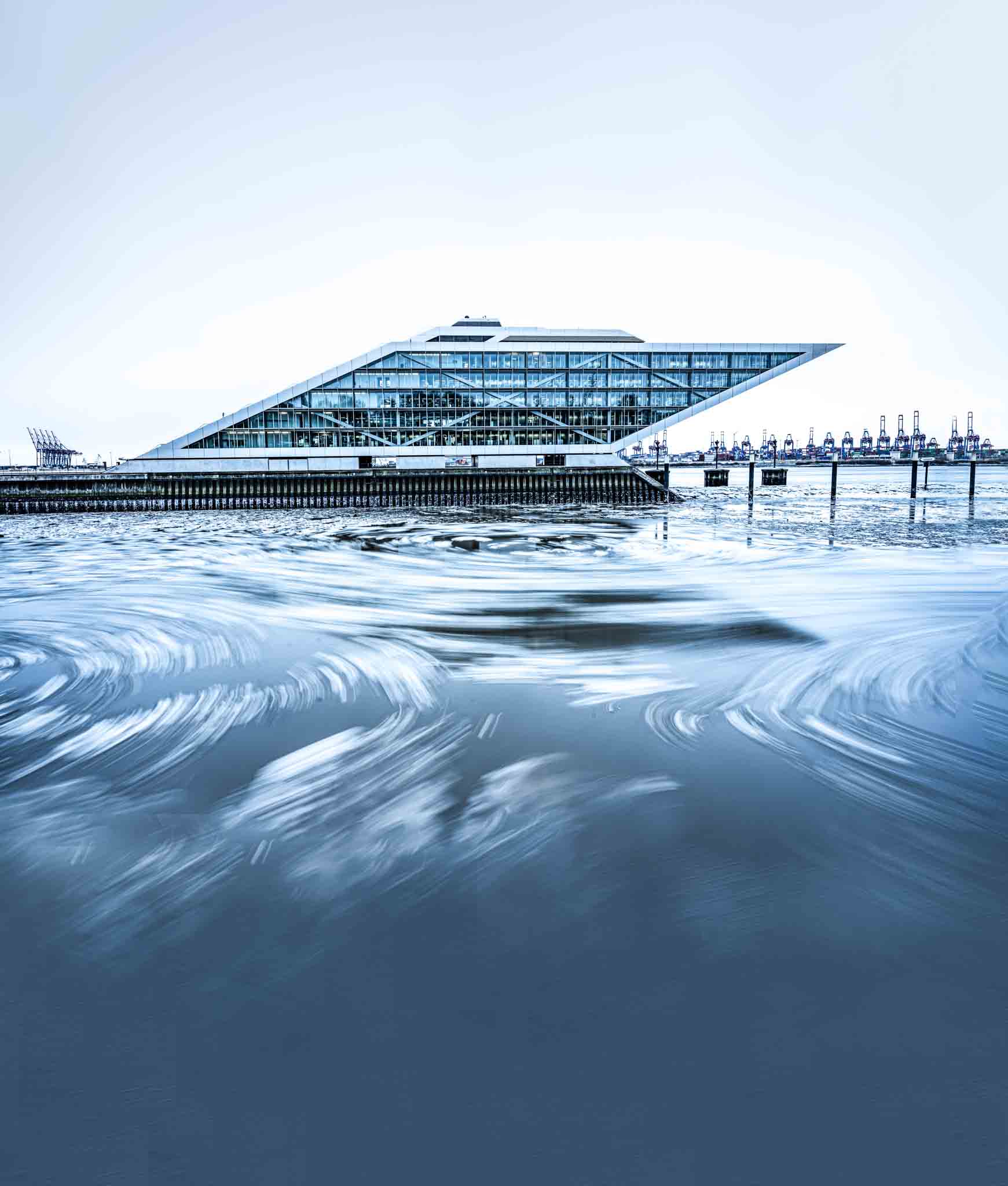Dockland Hamburg mit Treibeis im Vordergrund