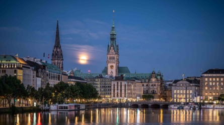 Supermond Hamburg Rathaus Alster